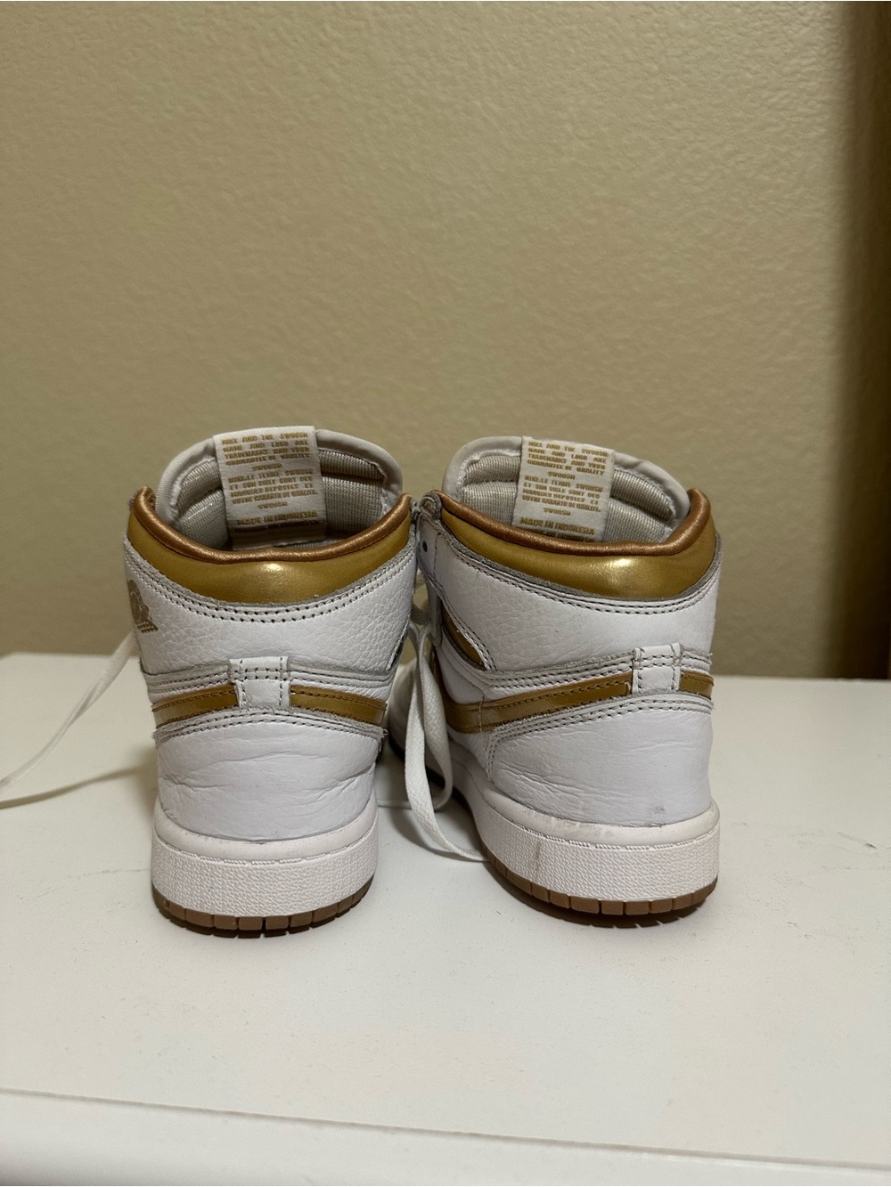 Nike Jordan Kids High-Top AJ1 Sneakers - White & Metallic Gold - Picture 4 of 4